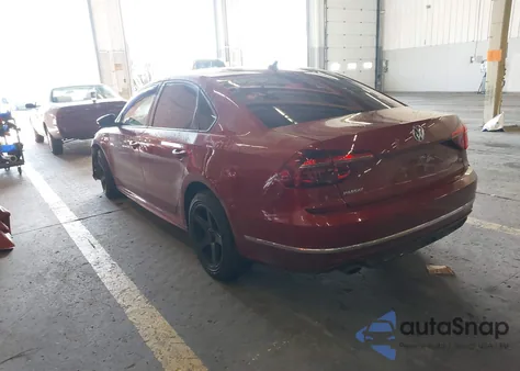 2018 Volkswagen Passat 2.0T R-Line/2.0T S z USA, uszkodzony, nr VIN 1VWAA7A31JC004669